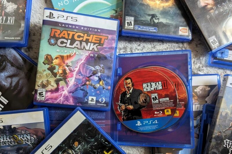 Caixa do PS5 passa a exibir aviso sobre o fim dos jogos físicos a partir de 2028