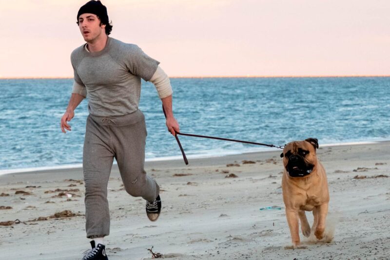 Eu Sou o Rocky ganha pôster com Anthony Ippolito na icônica pose de Rocky Balboa